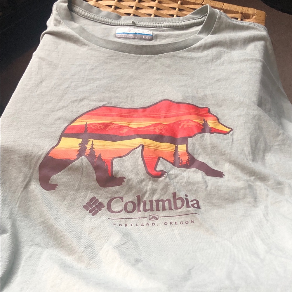 Columbia Men’s Light Gray Short-Sleeve Bear Graphic Tee